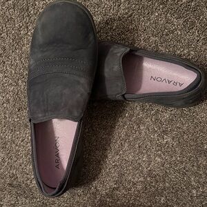 Aravon women’s blue suede Slip-On Loafers removable insoles